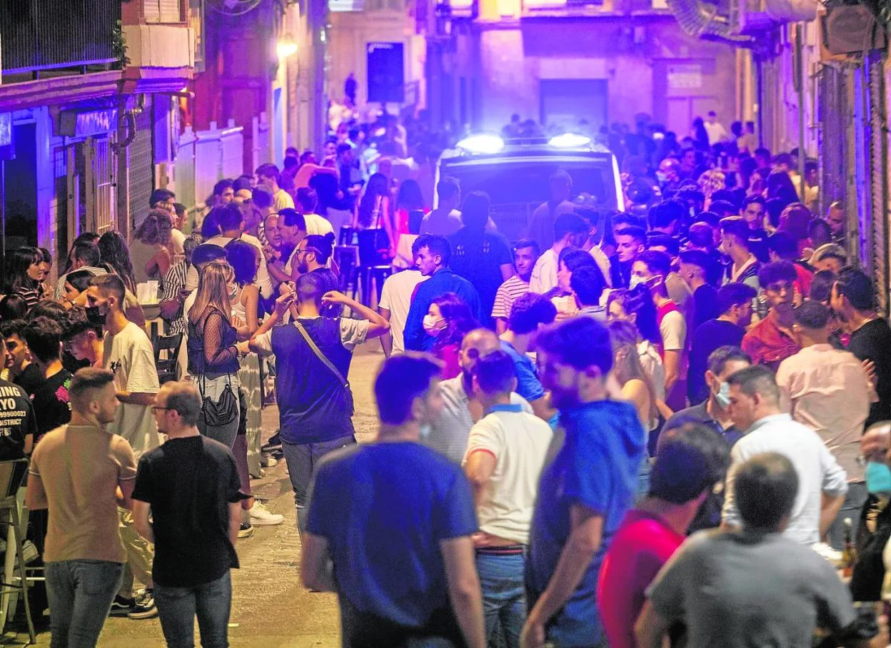 Concentración de personas en el exterior de los bares de la calle Cañón un sábado de este otoño. 