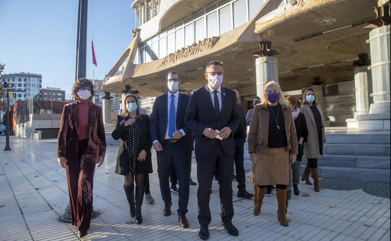 Los diputados del PSOE, en la puerta de la Asamblea este jueves por la tarde. 