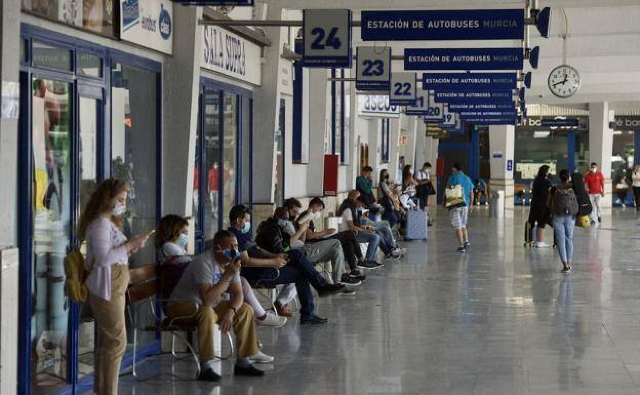 Decenas de personas esperan en la estación de autobuses de Murcia, en una imagen de archivo.