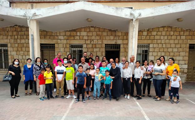 Imagen principal - Arriba, algunos miembros de la comunidad cristiana de la iglesia de San Justino, en Nablus; a la izquierda, Miguel Pérez en una reunión con un grupo de jóvenes; y, a la derecha, el párroco murciano junto a varios menores durante la Exaltación de la Santa Cruz.