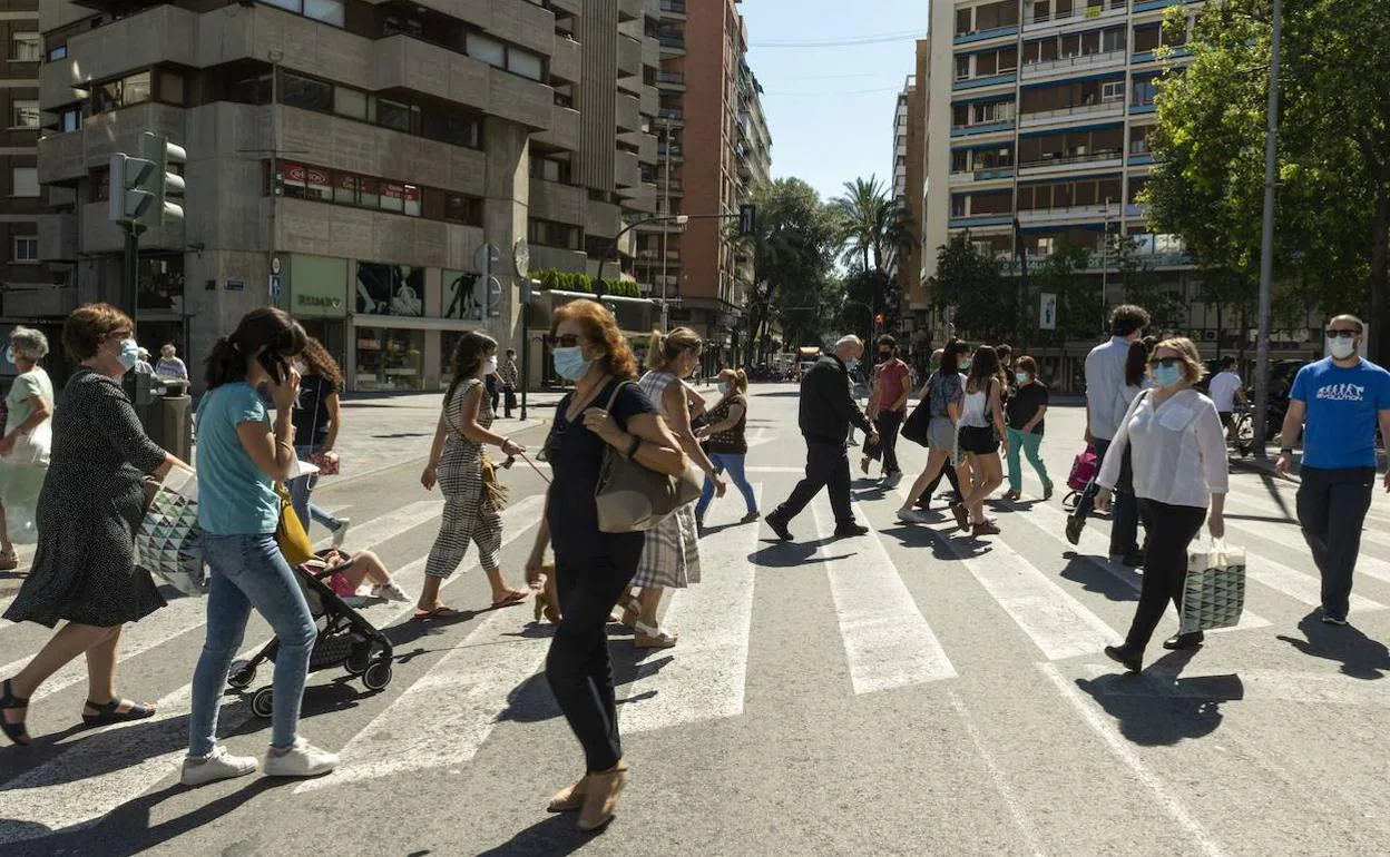 Varias personas caminando por Murcia, en una imagen de archivo.