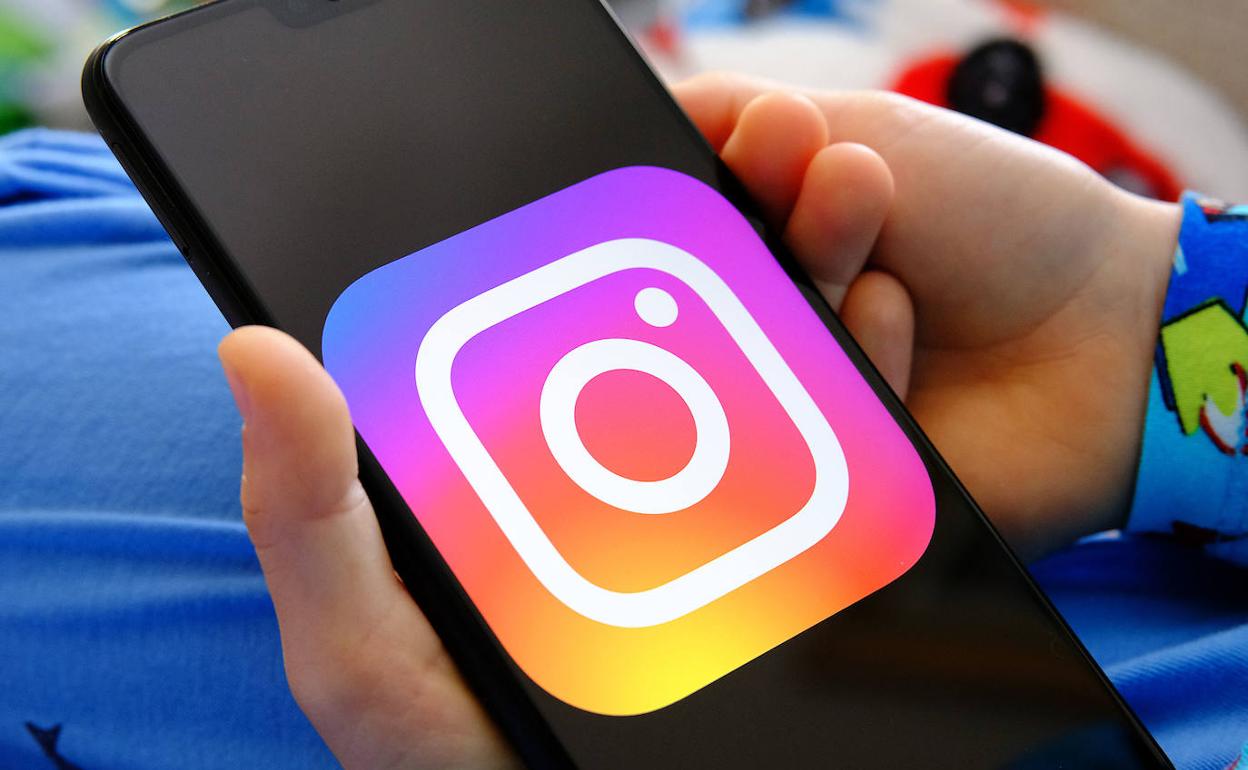 El logo de Instagram aparece en la pantalla de un teléfono móvil.