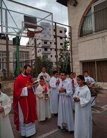 Imagen secundaria 2 - Arriba, algunos miembros de la comunidad cristiana de la iglesia de San Justino, en Nablus; a la izquierda, Miguel Pérez en una reunión con un grupo de jóvenes; y, a la derecha, el párroco murciano junto a varios menores durante la Exaltación de la Santa Cruz.