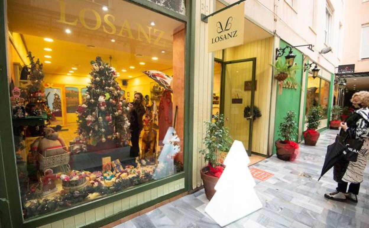 Decoración navideña en los comercios de Murcia, en una imagen de archivo. 