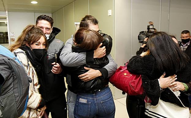 Galería. Familiares abrazan a los recién llegados. 