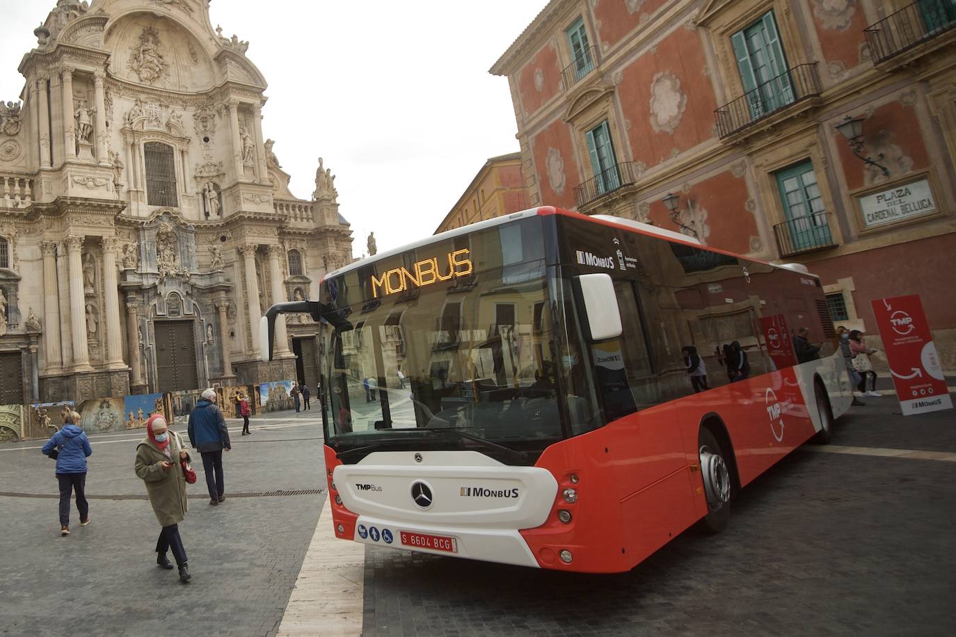 Fotos: Autobuses rojos y blancos para las líneas entre Murcia y pedanías