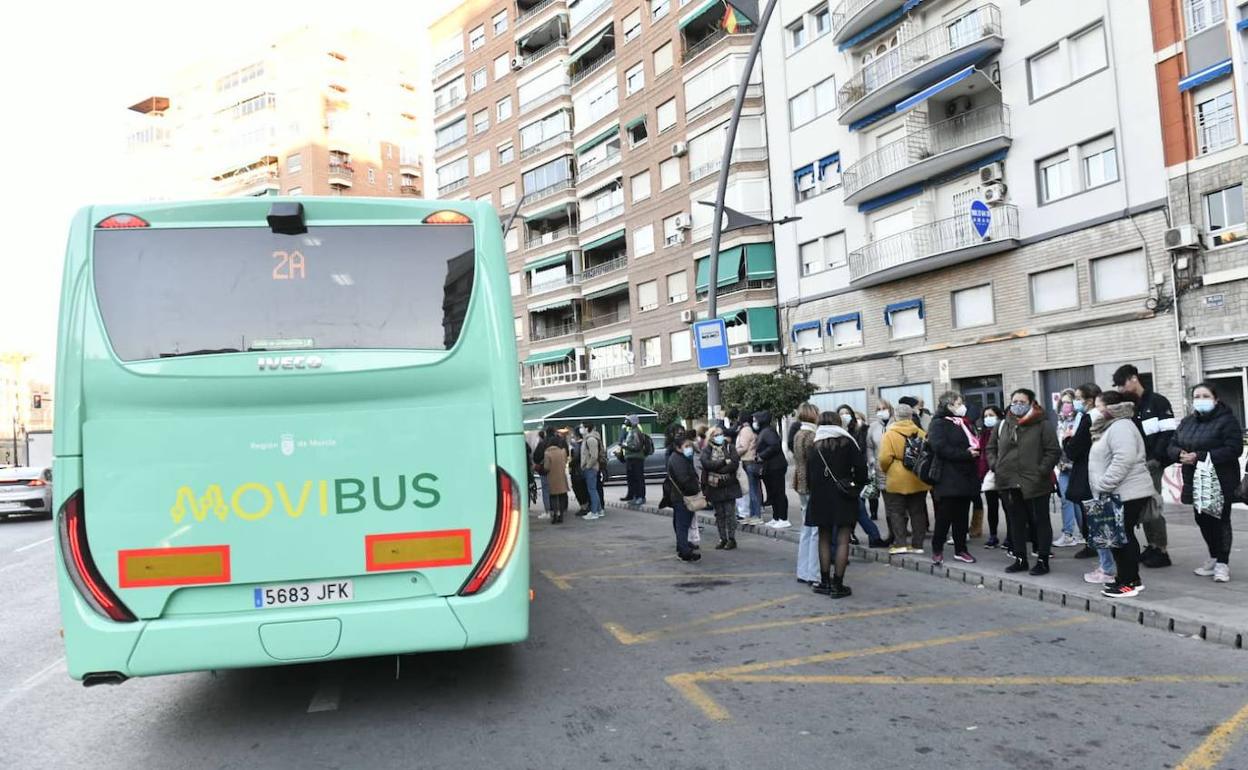 Un vehículo de Movibus, en la plaza Circular de Murcia, este viernes.