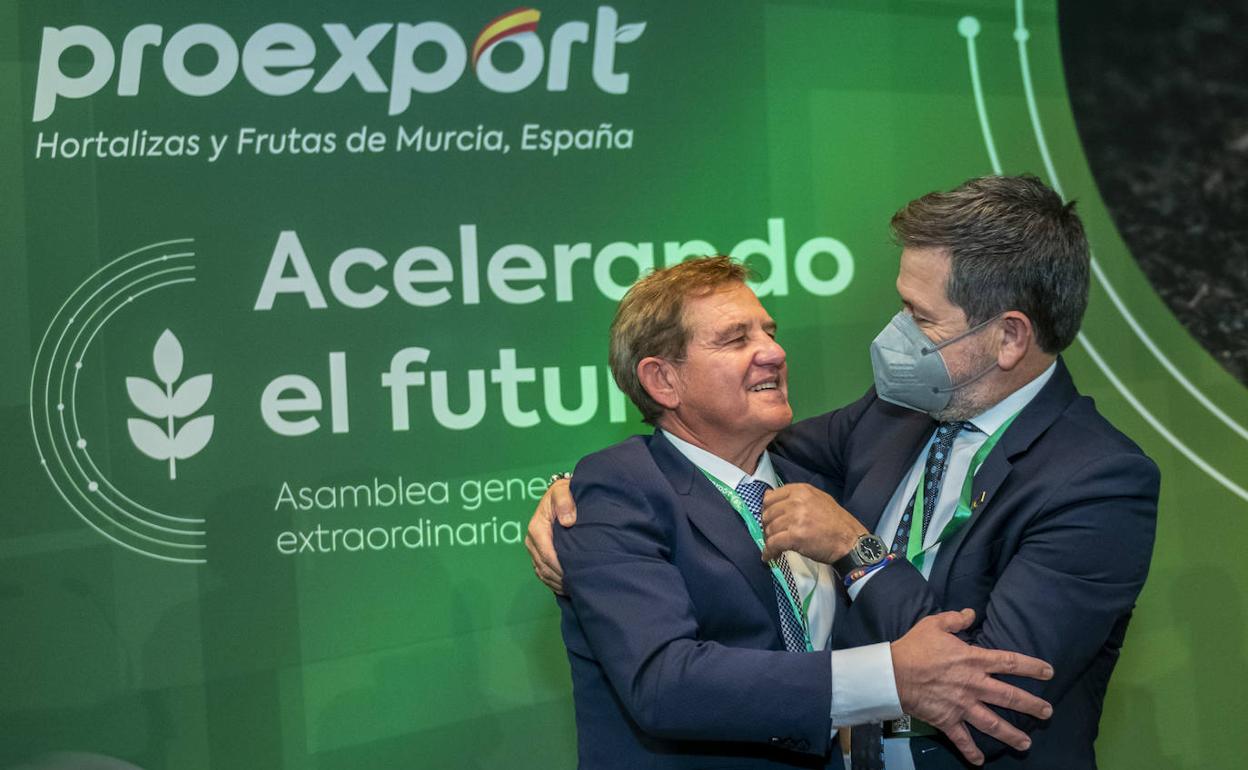 Mariano Zapata y Juan Marín, en la asamblea de este viernes en el hotel Nelva de Murcia.