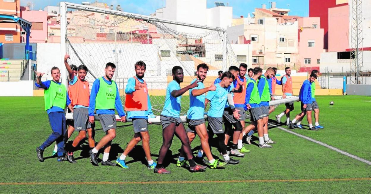 Los jugadores del Melilla, en un entrenamiento, esta semana. 