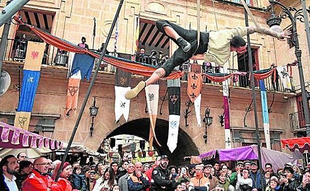 Un acróbata atrae las miradas del público en el Mercado Medieval de Caravaca de la Cruz, en 2019. 