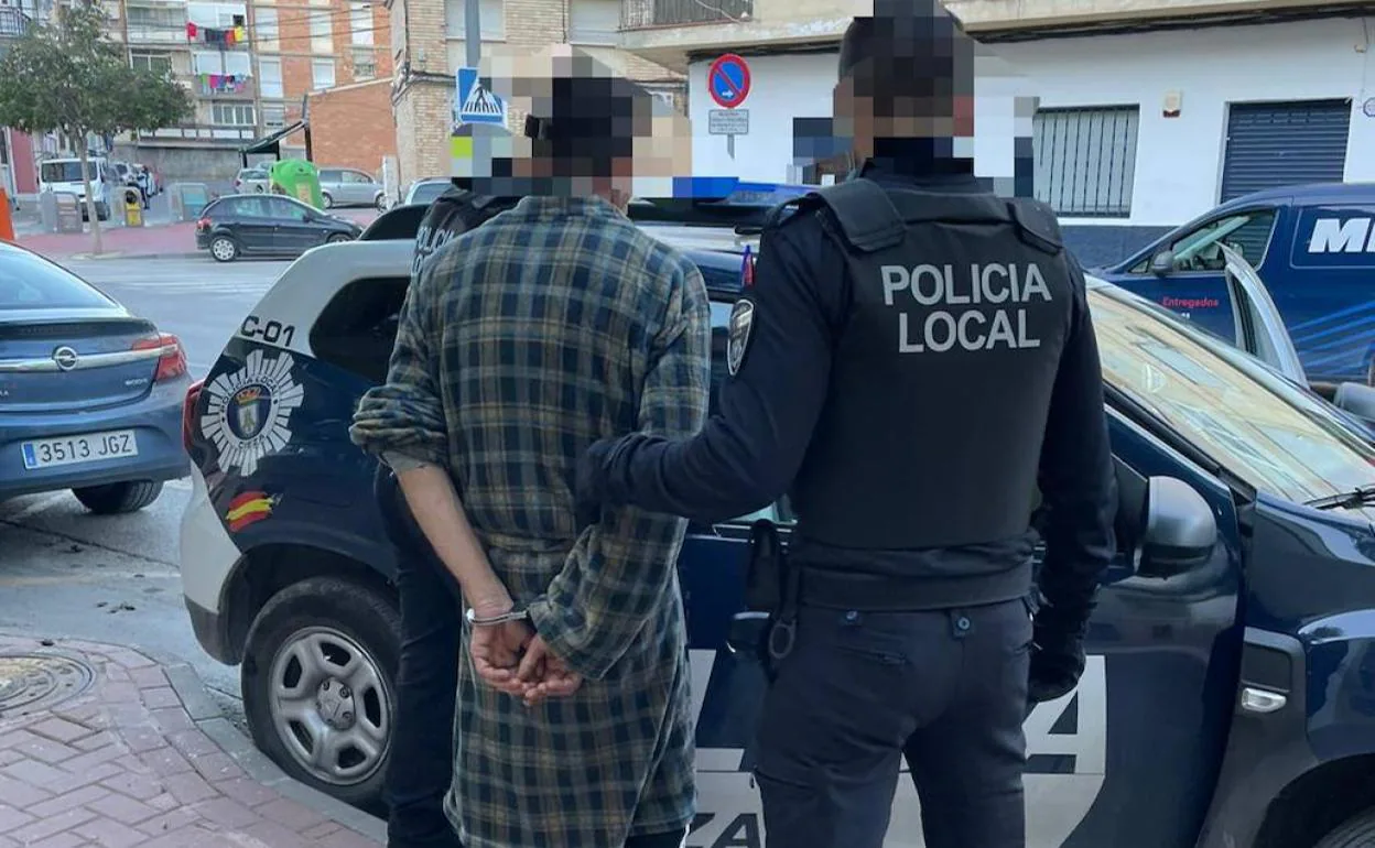 Dos agentes de la Policía Local de Cieza, con el detenido.