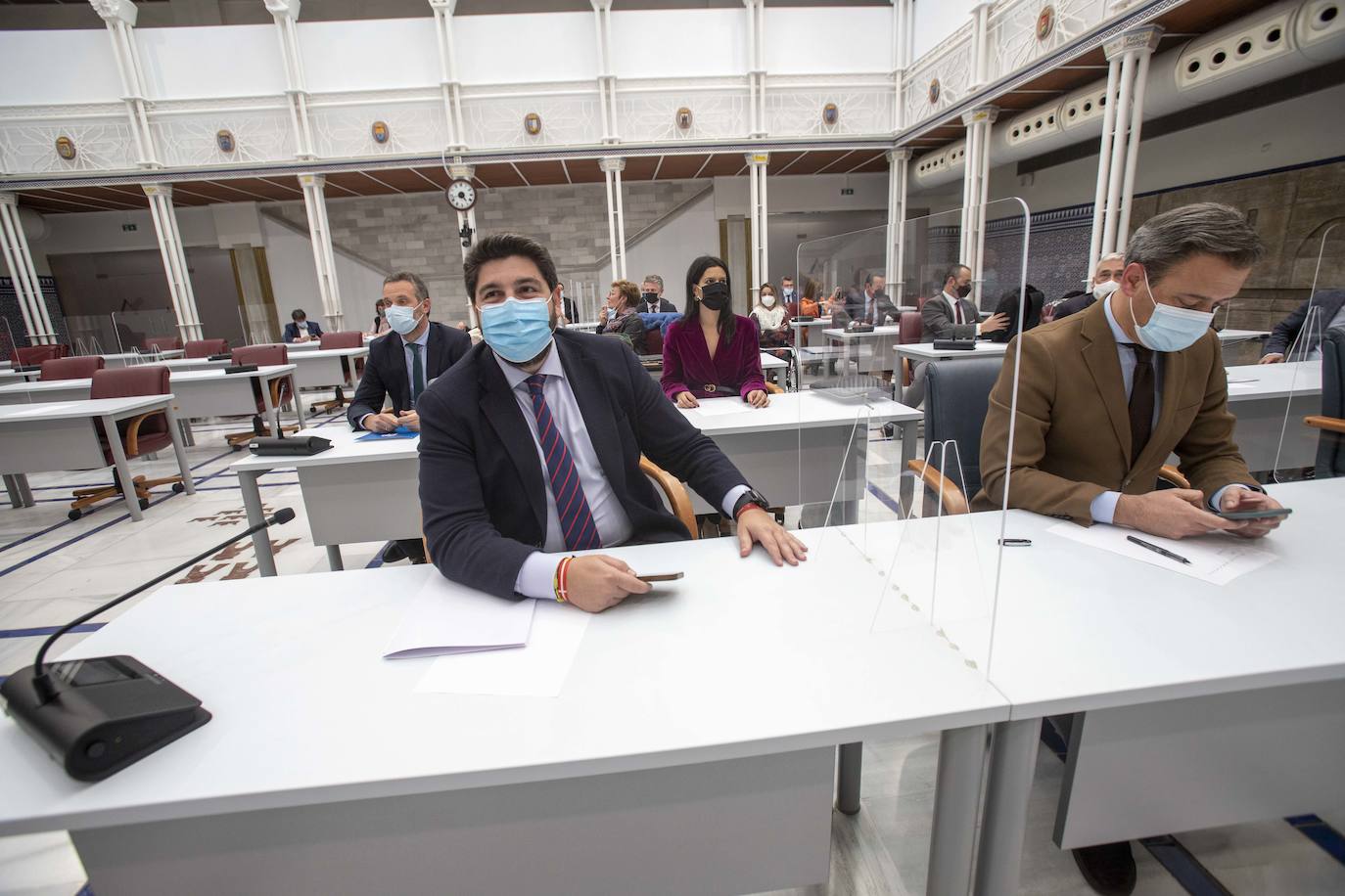 Fotos: Gobierno y oposición dinamitan el diálogo y el consenso con la retirada del Estatuto