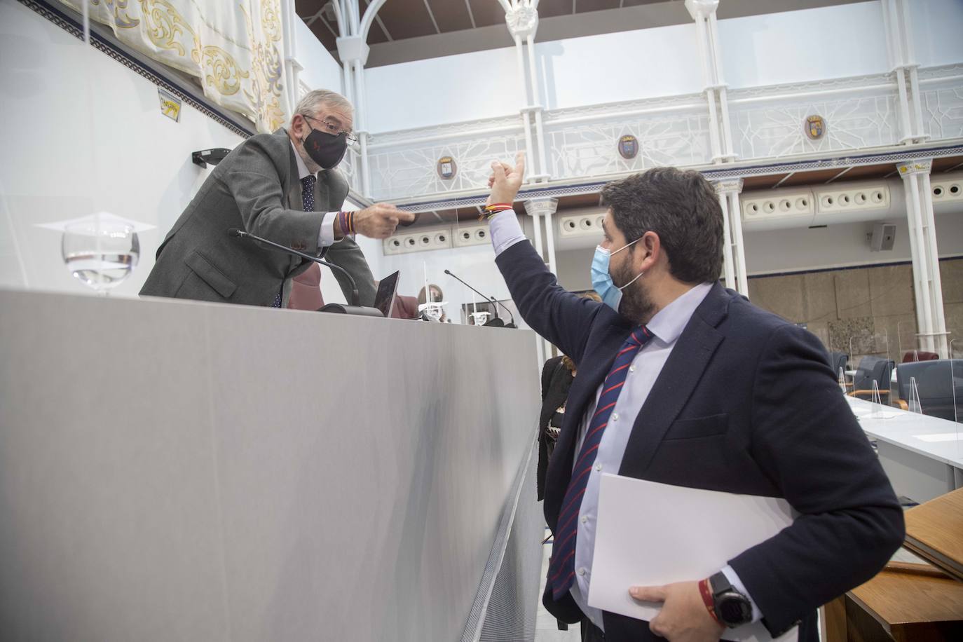 Fotos: Gobierno y oposición dinamitan el diálogo y el consenso con la retirada del Estatuto