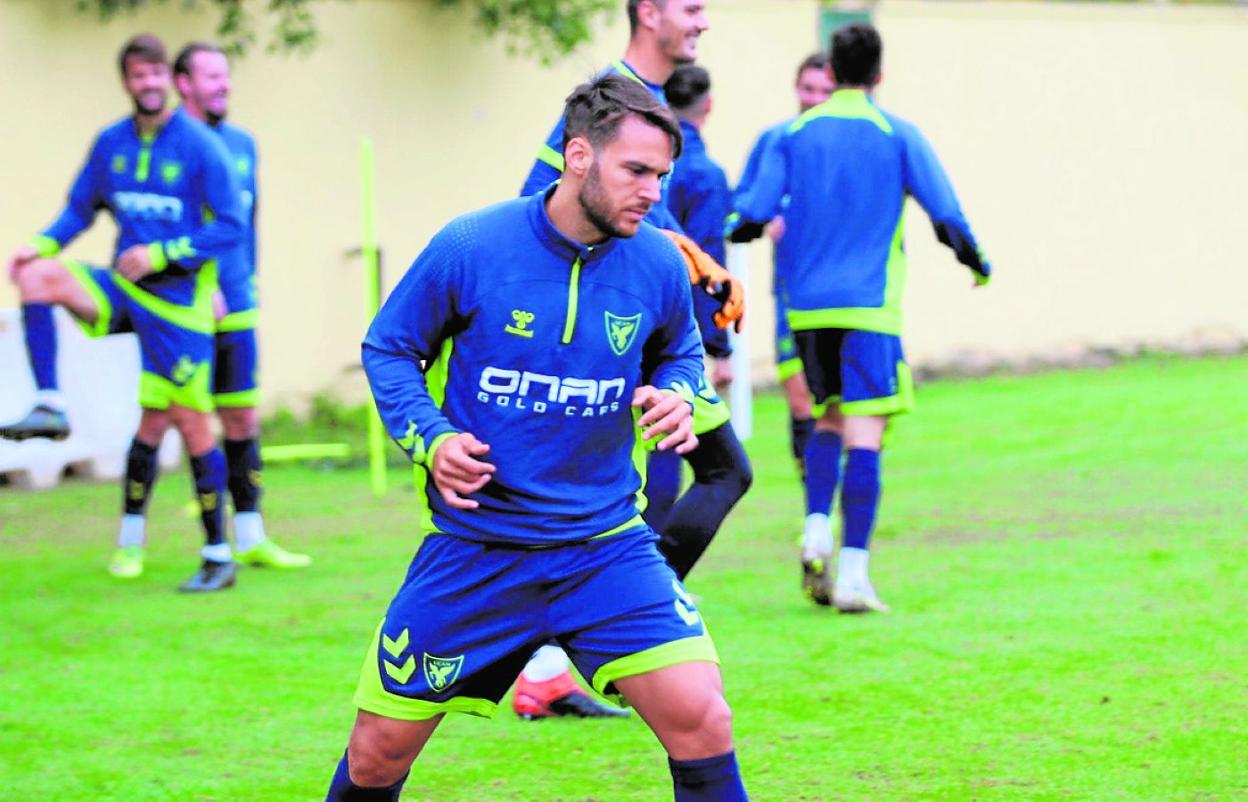 Tropi, en primer término, en un entrenamiento del UCAM. 