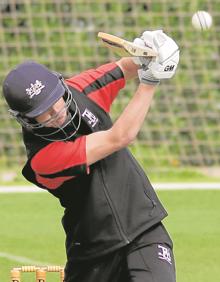 Imagen secundaria 2 - Ignacio Cascales, tras un entrenamiento en Puerto de Mazarrón (izq.), y jugador de críquet en un partido en La Manga Club.
