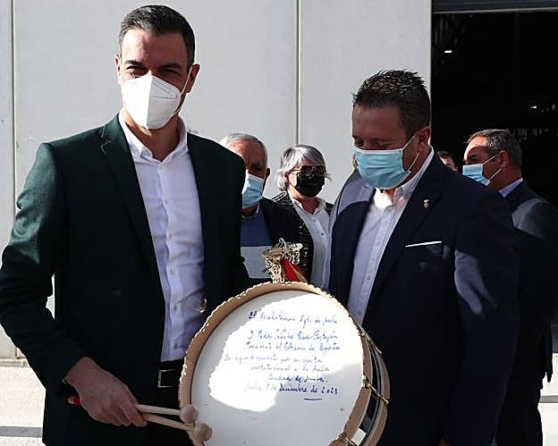 Sánchez pone a la cooperativa Frucimu de Mula como modelo generador de riqueza