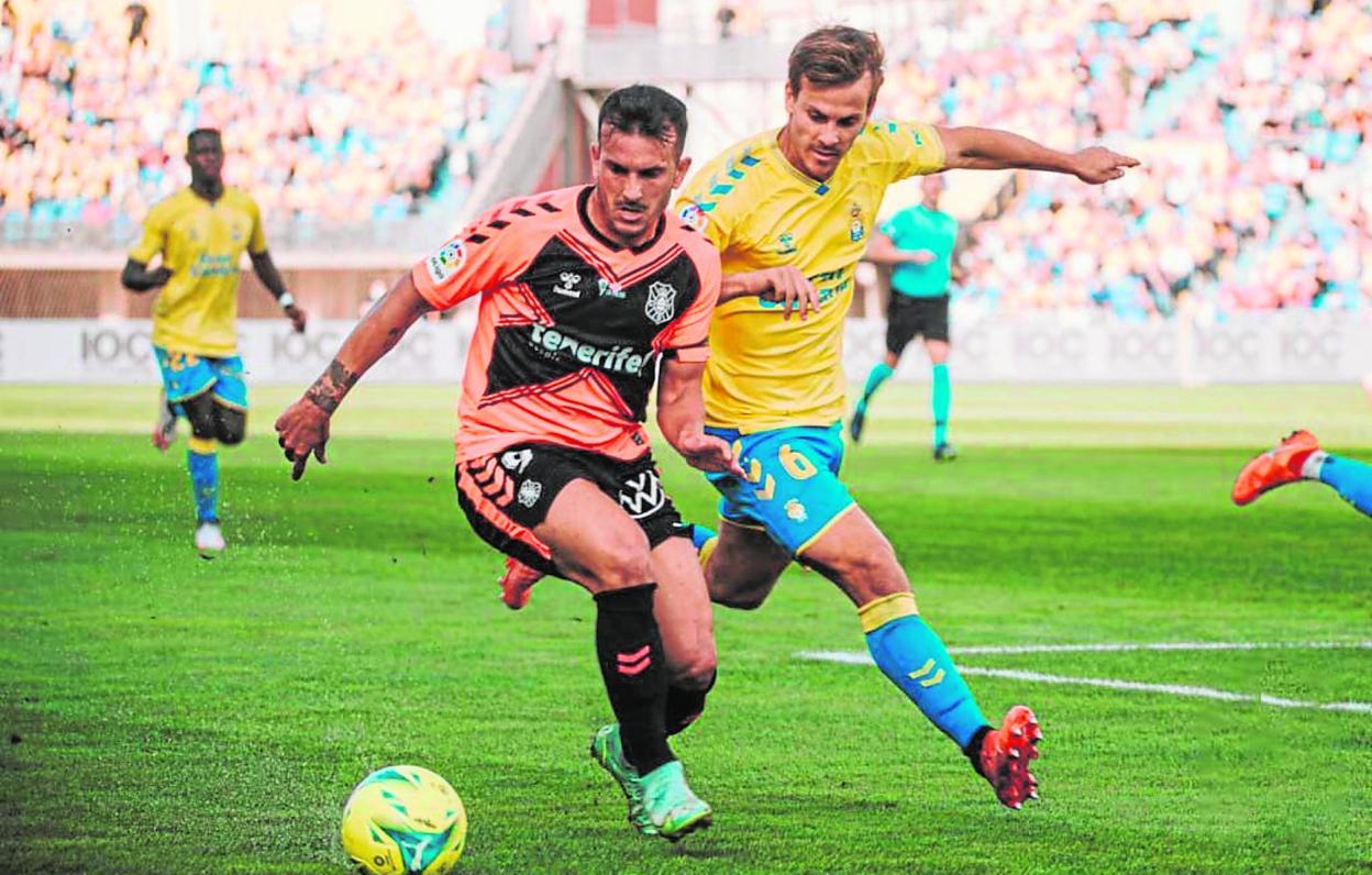 Elady Zorrilla pugna un balón con el central de Las Palmas Eric Curbelo, en el derbi canario de esta temporada. 