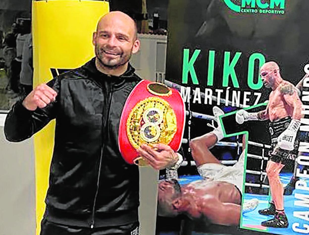 Kiko Martínez posa con el cinturón de campeón del mundo. 
