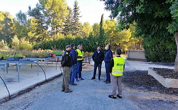 Visita de Fulgencio Perona, responsable de Medio Natural, al Centro de Conservación de Flora Silvestre.
