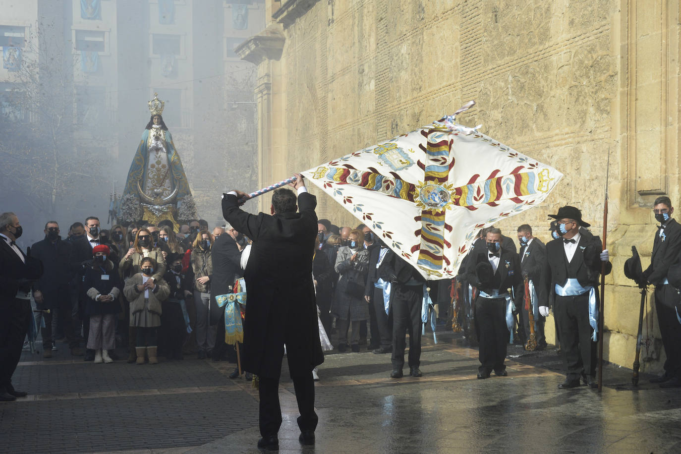 Fotos: Bajada de la Virgen del Castillo en Yecla entre pólvora y repiques de campanas