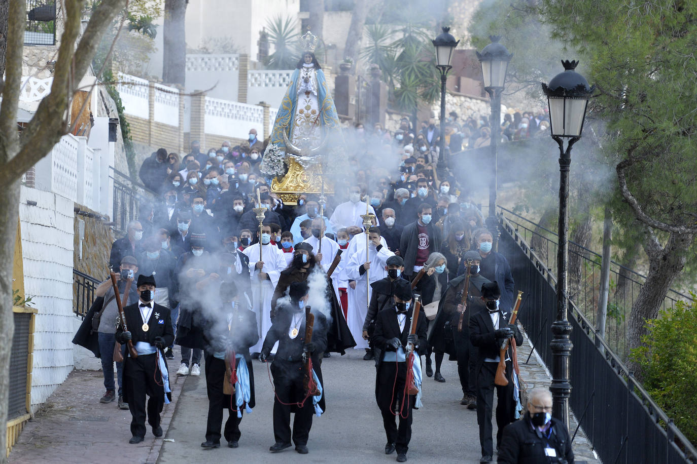 Fotos: Bajada de la Virgen del Castillo en Yecla entre pólvora y repiques de campanas