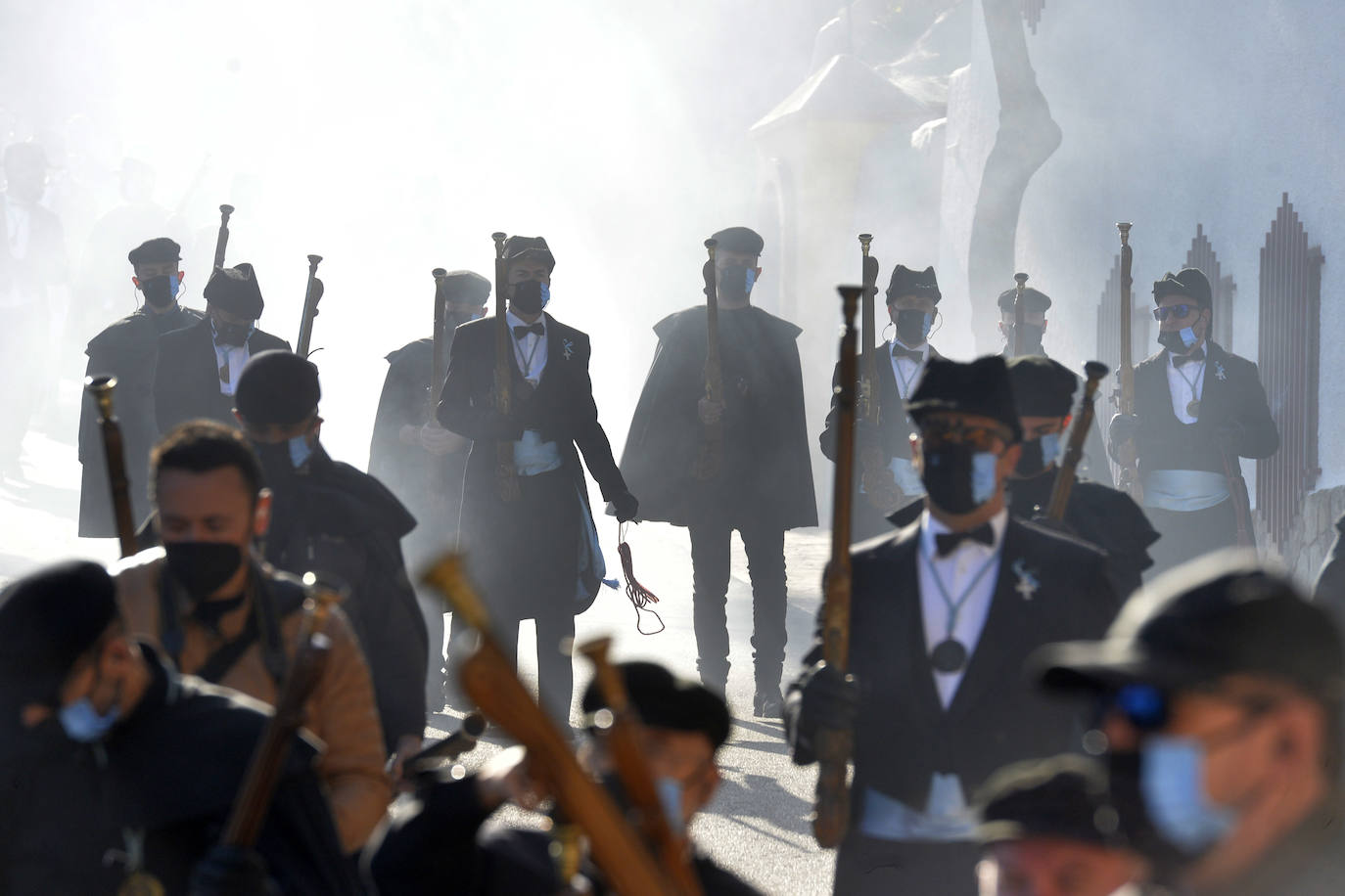 Fotos: Bajada de la Virgen del Castillo en Yecla entre pólvora y repiques de campanas