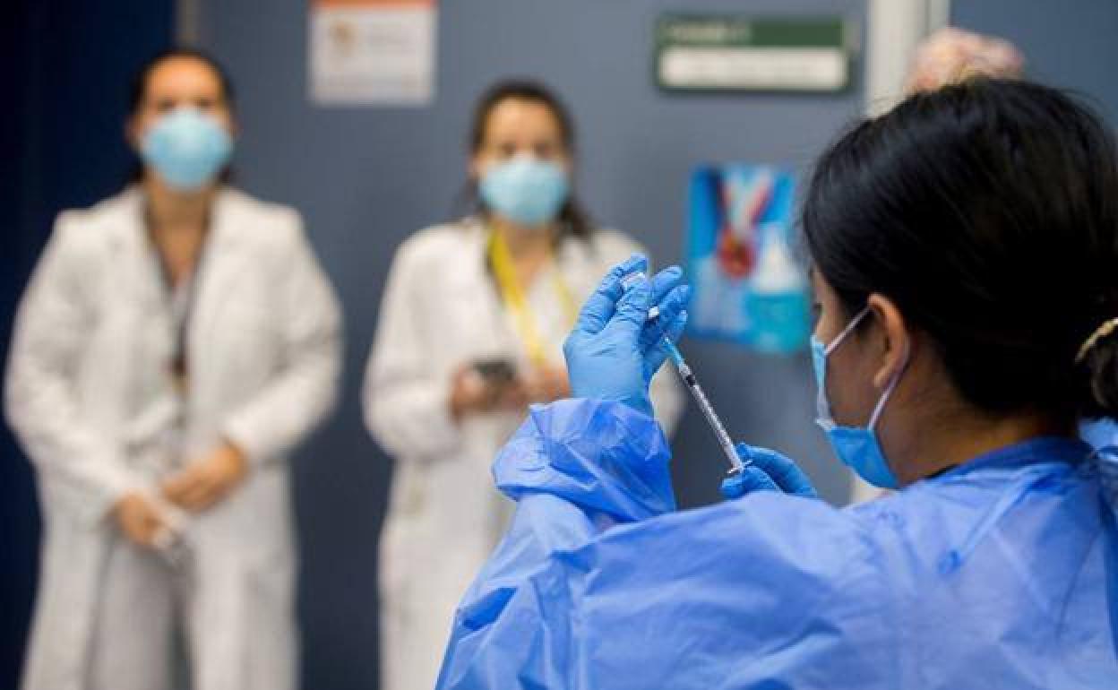 Una sanitaria preparando la dosis de una vacuna contra la Covid-19.