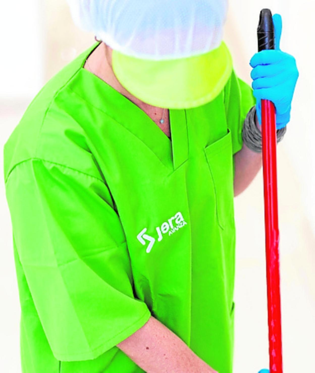 Un operario de Jera Avanzarealiza tareas de limpieza. 