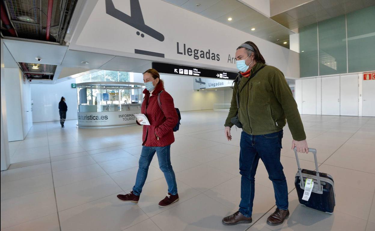 Llgeada de pasajeros al aeropuerto de la Región de Murcia, en una foto de archivo.