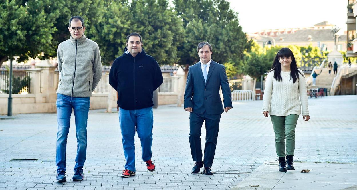 Antonio, Marcelino, Sergio y Sara pasean junto a la sede que Fundown tiene en Murcia.
