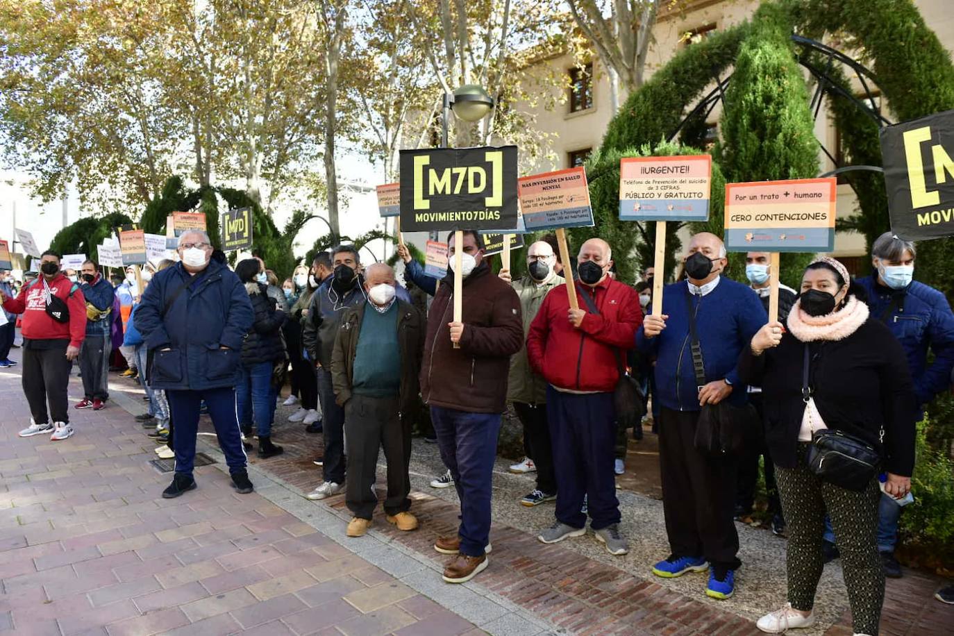Fotos: La Federación de Salud Mental vuelve a pedir más inversión frente al Palacio de San Esteban