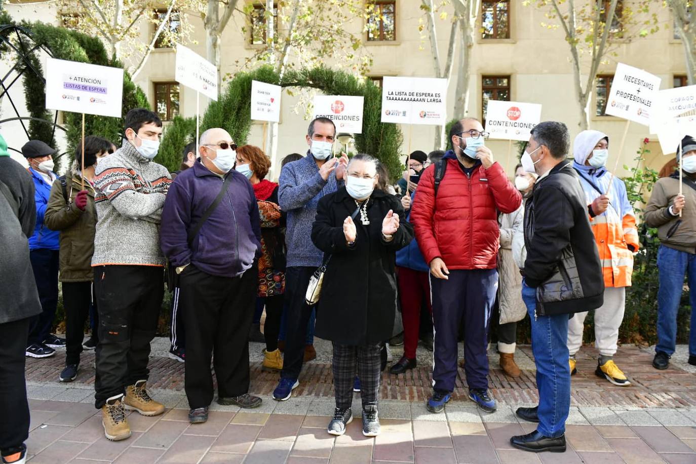 Fotos: La Federación de Salud Mental vuelve a pedir más inversión frente al Palacio de San Esteban