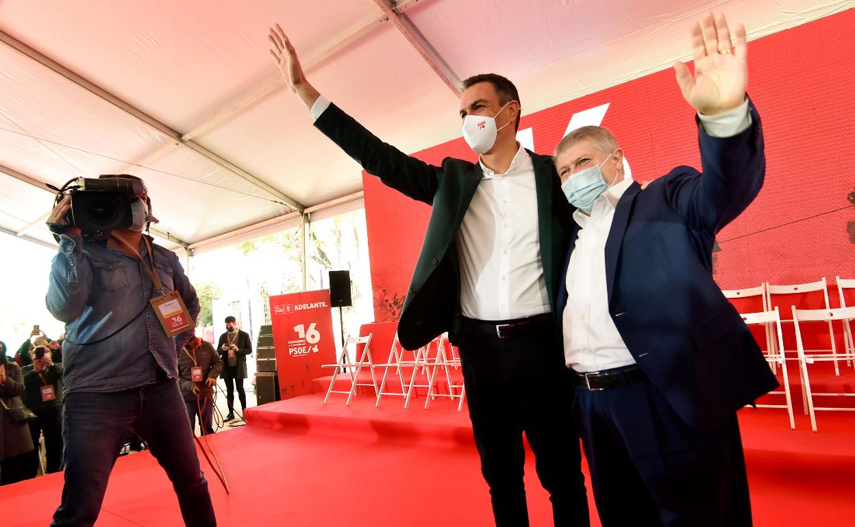 Pedro Sánchez y José Vélez, durante el congreso socialista de la Región.
