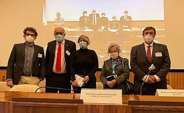 Noelia Arroyo (centro), en el Foro sobre ciudades de origen cananeo, fenicio y cartaginés.