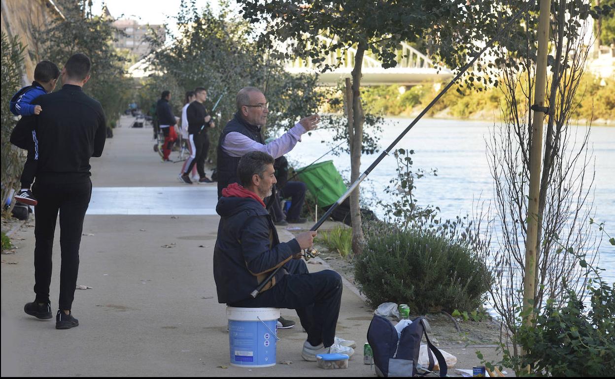Participantes en el concurso de pesca de la Junta Municipal del Distrito Este.