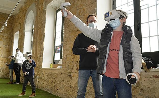 Niños con juegos virtuales en el Cuartel de Artillería.