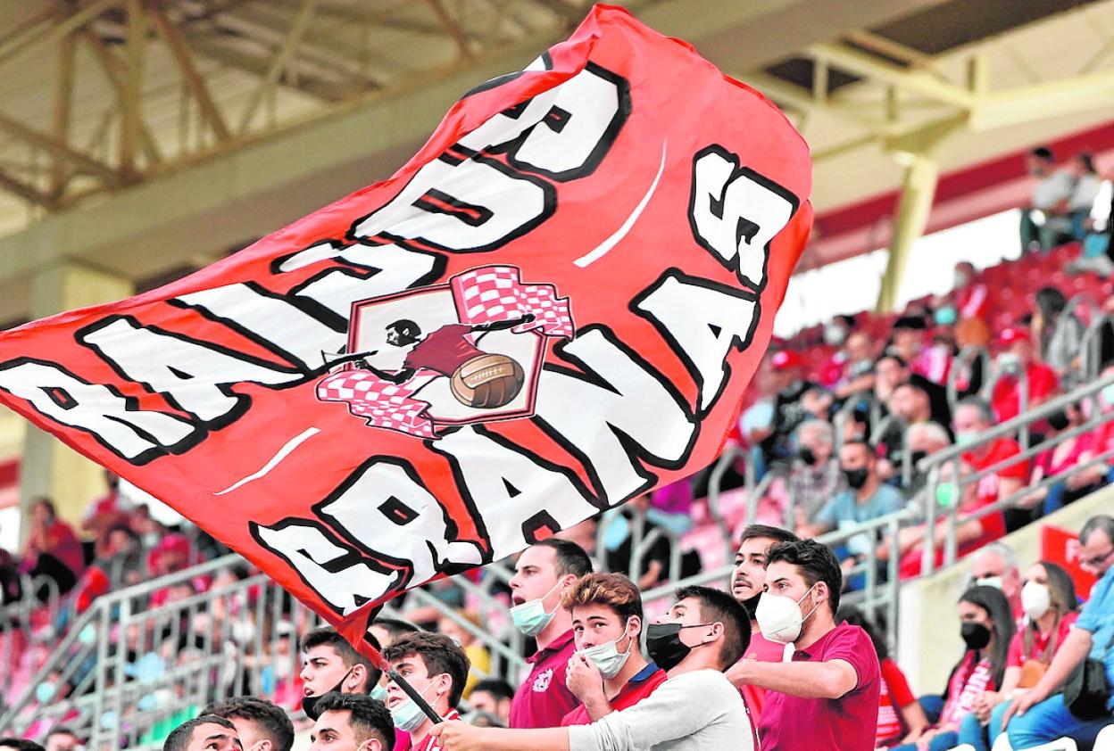 Aficionados del Real Murcia animando a su equipo en el Enrique Roca, esta temporada. 