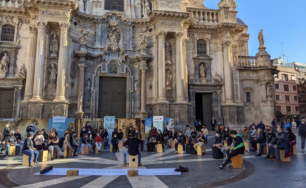 Protesta de los docentes, este sábado en la plaza Cardenal Belluga.