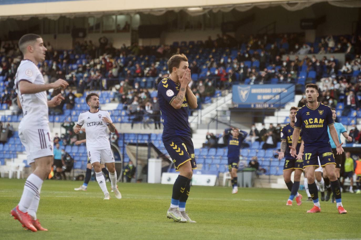 Fotos: La derrota del UCAM CF frente al Albacete Balompié, en imágenes