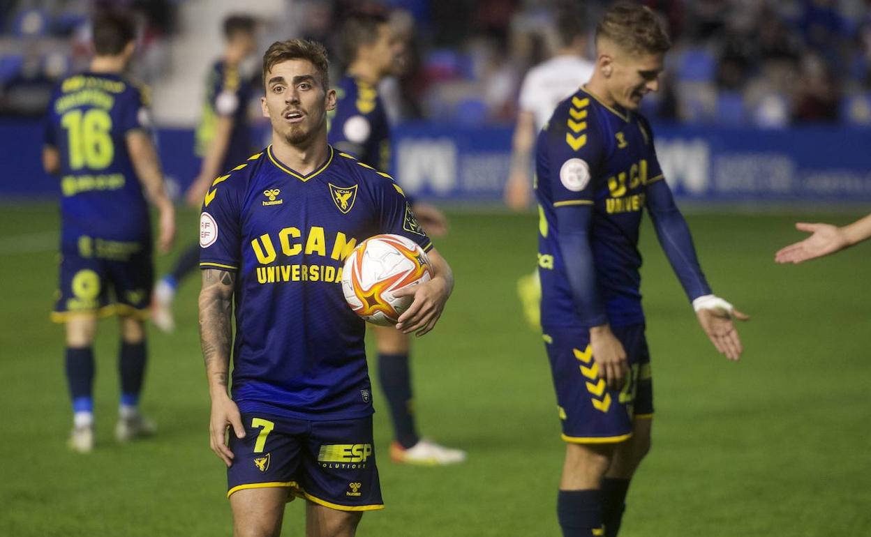 Alberto Fernández se lamenta ante uno de los goles del Albacete Balompié.