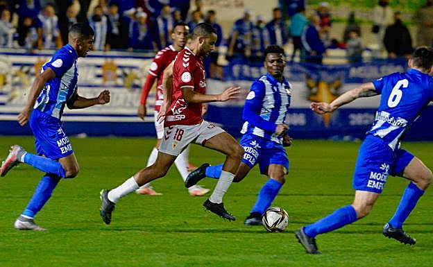 Galería. Pablo Ganet avanza con el esférico.