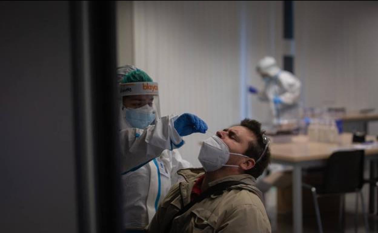 Un hombre se realiza una prueba PCR. 