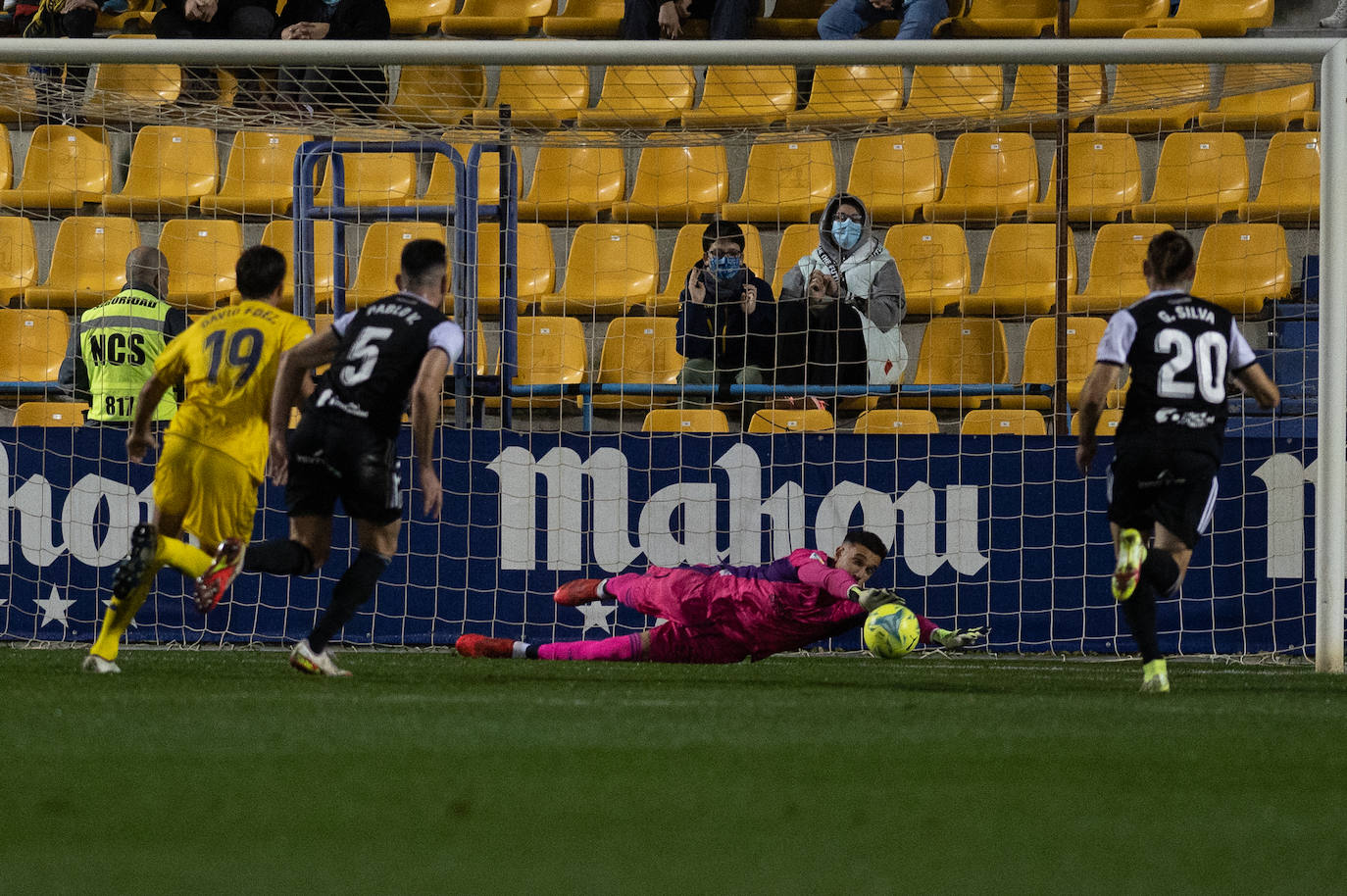 Fotos: El Cartagena también tropieza en el campo del colista