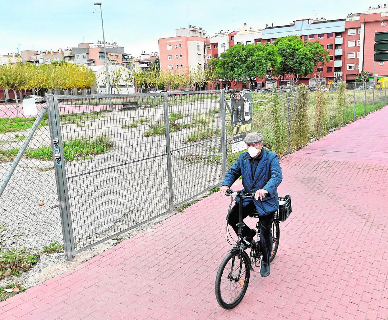 Un vecino pasa junto al solar en el que desde hace dos décadas está prevista la construcción del centro de salud de Santiago y Zaraíche (Murcia). 