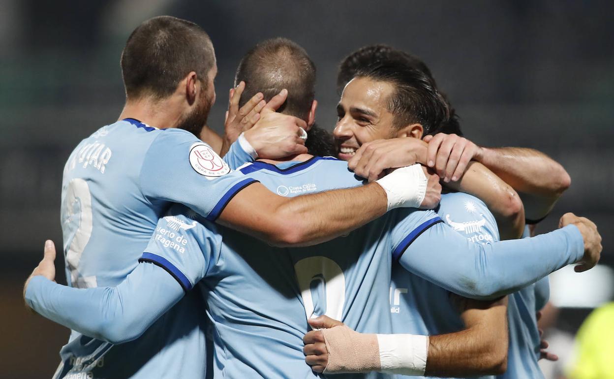 Los jugadores del FC Cartagena celebran el gol de Cayarga.
