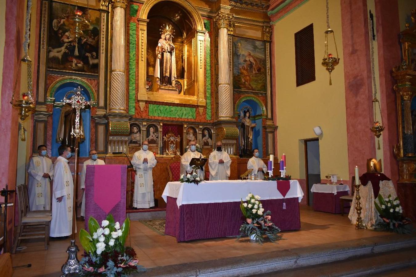 En la imagen, el padre Pascual Gil entrega una estatuilla de San de la Cruz a Javier Celdrán. 