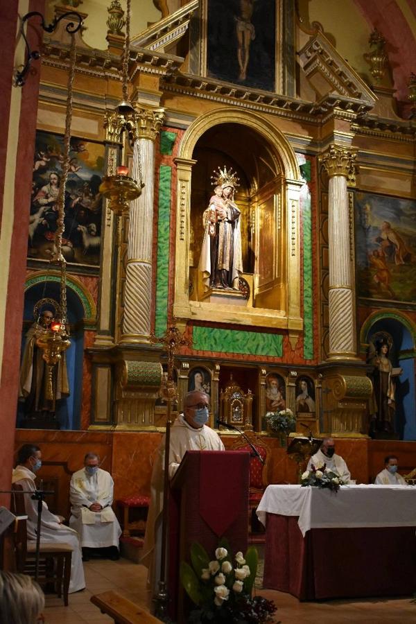 En la imagen, el padre Pascual Gil entrega una estatuilla de San de la Cruz a Javier Celdrán. 