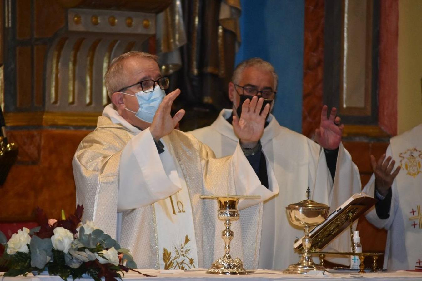 En la imagen, el padre Pascual Gil entrega una estatuilla de San de la Cruz a Javier Celdrán. 