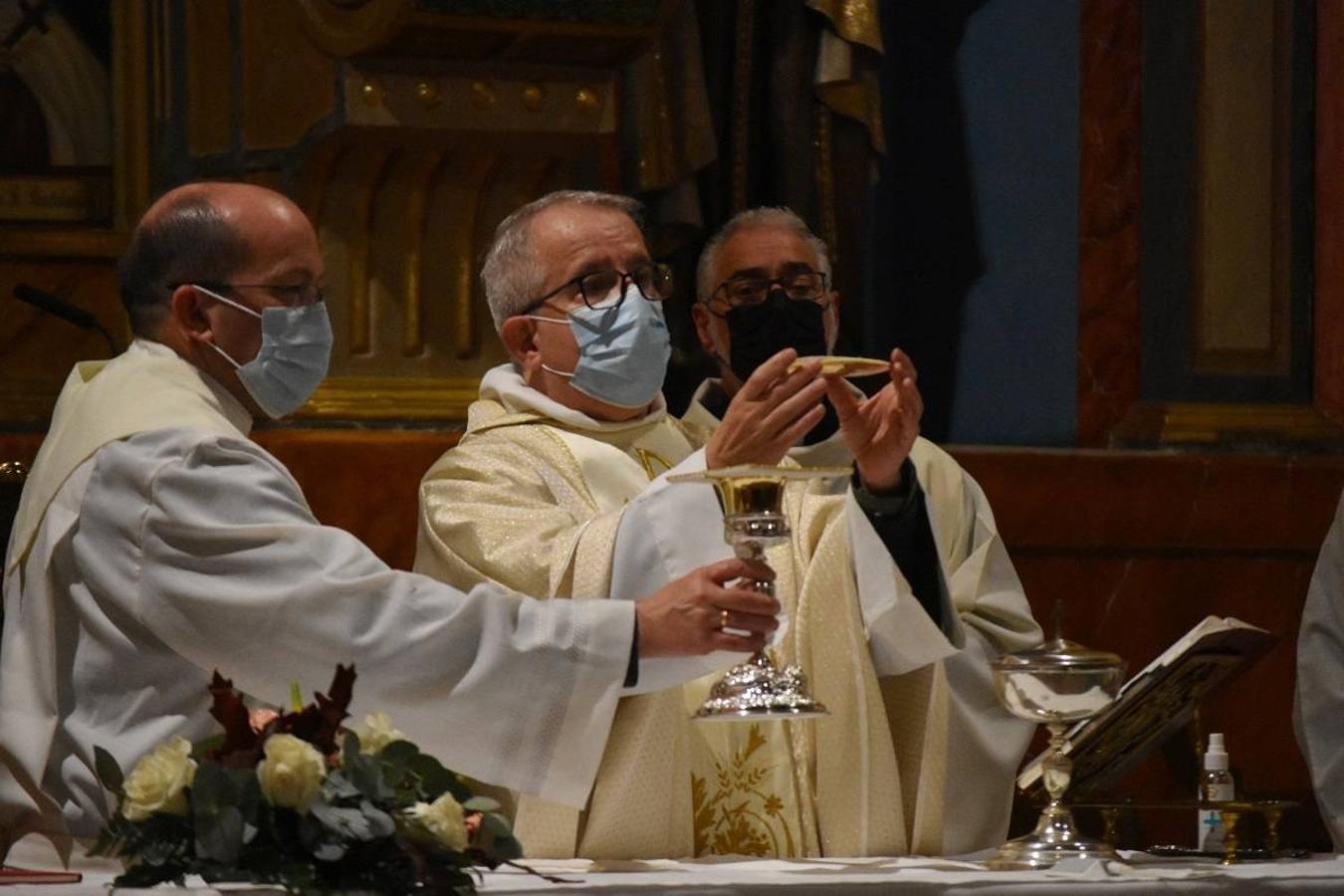 En la imagen, el padre Pascual Gil entrega una estatuilla de San de la Cruz a Javier Celdrán. 