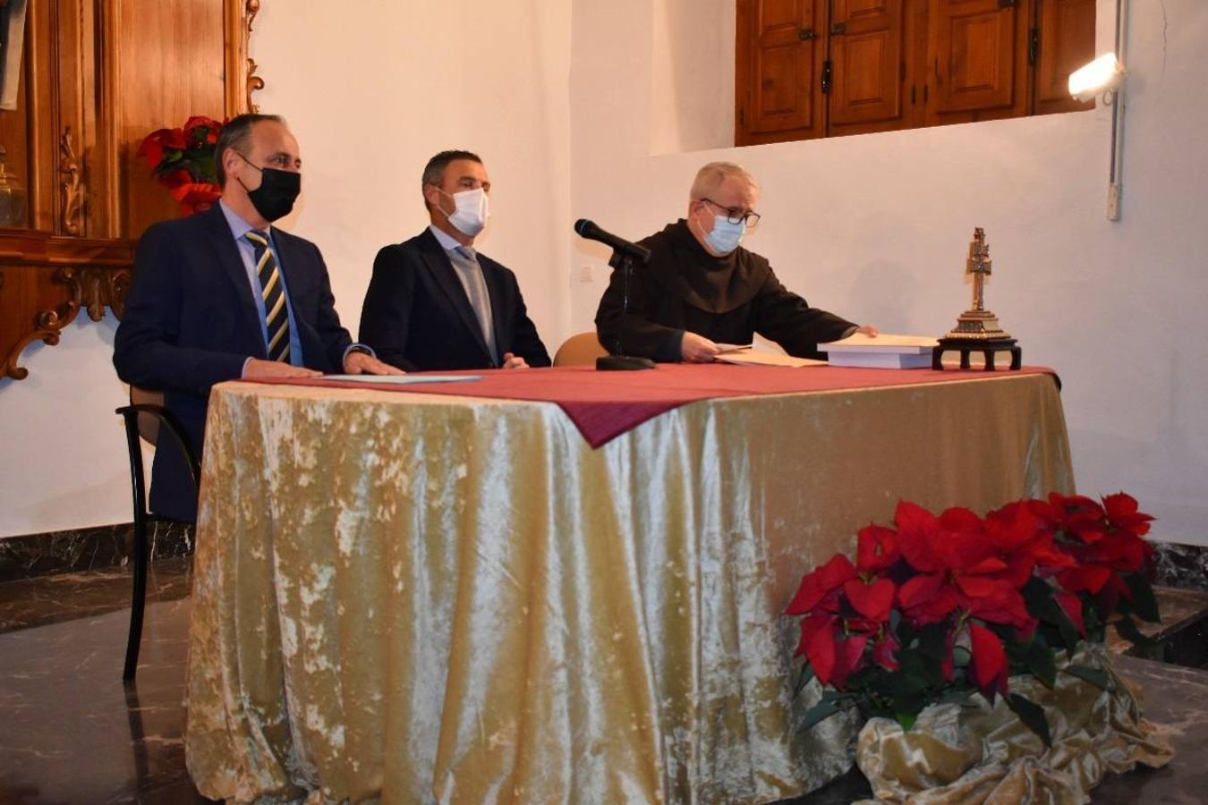 En la imagen, el padre Pascual Gil entrega una estatuilla de San de la Cruz a Javier Celdrán. 